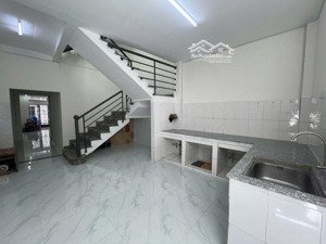 81m2 - 3 tầng (4x21)
nhà mới vào ở ngay - xe hơi đỗ cửa - gần kênh tham lương - có phòng ngủ ở tâng