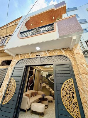 nhà mới- đẹp- 3 phòng ngủ- diện tích to- cách 2 căn ra mặt tiền đường- full nội thất tốt