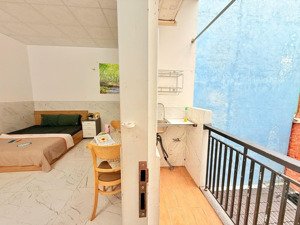 cho thuê chdv ban công trời 40m2 công viên thỏ trắng cmt8