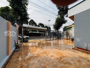 cho thuê mặt bằng rộng rãi sạch sẽ tổng diện tích 250m2 giá chỉ 15tr/tháng mặt tiền đường rộng 26m