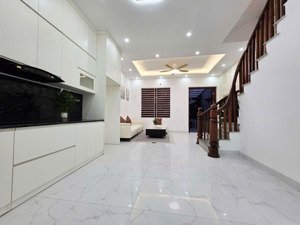 cần bán gấp trước tết nhà phố thanh đàm mới đẹp ở ngay, sổ vuông gần phố