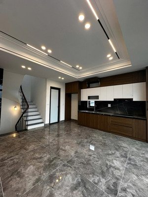 bán nhà mới kong, 6 tầng thag máy, ô tô đỗ cửa, siêu công viên chỉ vài bước chân. 52m2, nhỉnh 11tỷ