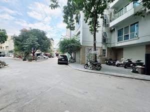 cần bán nhà nguyễn sơn vỉa hè 3 mét, view hồ