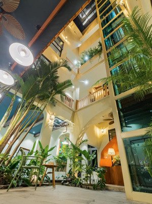 toà căn hộ góc 2mt ngay sát bãi biển mỹ khê 100m. diện tích 146m2 - dòng tiền 180triệu/tháng