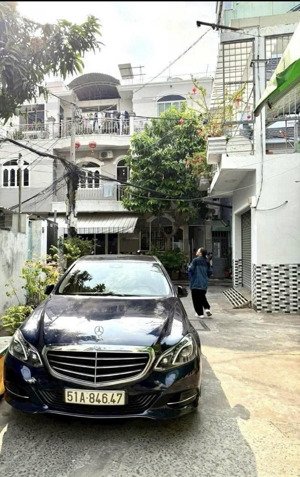 bán nhà 3 tầng - xe hơi đỗ cửa - 67m2 - sát mặt tiền - hoàng hoa thám