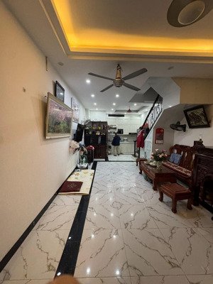 nhà cầu giấy trong ngõ lại sau ra mặt phố ạ. dt 64m2 mặt tiền rộng nhà 4 tầng đẹp giá nhỉnh 10 tỷ