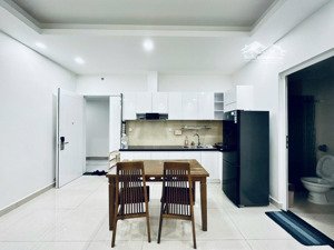 em cần cho thuê ngay căn 1pn có máy lạnh, bếp và một số nt giá 8tr/ tháng