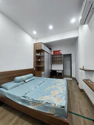 mặt tiền hẻm 12m trung tâm quận 10 66m - 4 tầng. phòng ngủ tầng trệt cho người lớn tuổi.