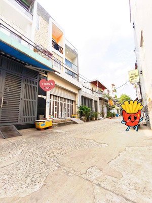 nhà 2 tầng dt 8mx11m gồm 2 căn đang cho thuê.phan văn hớn đông hưng thuận ngay chợ lạc quang