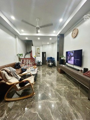 nguyễn lam nhà 32m 5 tầng vài nhà ra ô tô tránh gần bigc & aeon long biên và trường viscool
