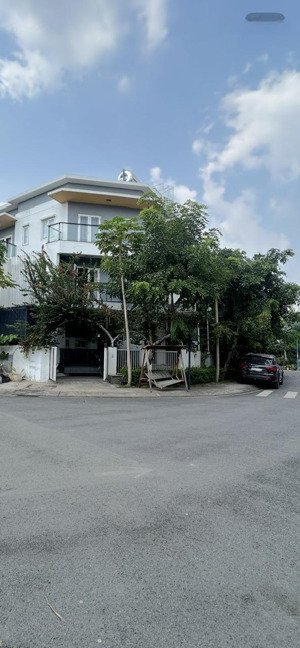 siêu phẩm căn góc melosa khang điền - 145m - ngang ~10m - có hồ cá koi - giá chỉ 15 tỷ