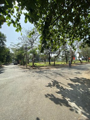 bán lô góc đối diện công viên. kế trường quốc tế