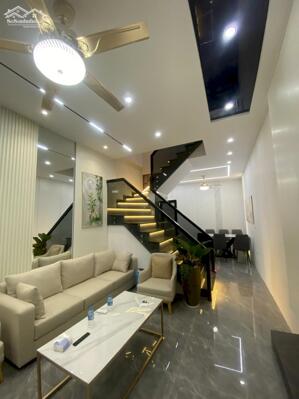 BÁN NHÀ 5 TẦNG THOÁNG TRƯỚC SAU, PHÂN LÔ ĐƯỜNG Ô TÔ VÀO NHÀ, GẦN PHỐ HOÀNG VĂN THÁI.