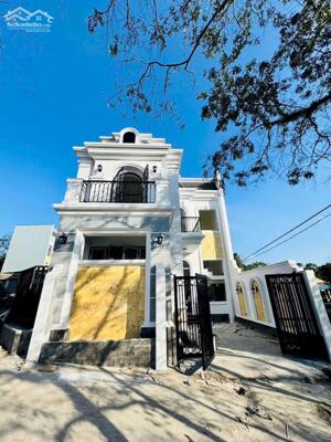 Nhà 2 tầng VILLA Tân cổ điển Cực Đẹp cách đường 43m chỉ mất chỉ 50m