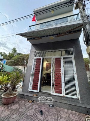 nhà tđc hòn đỏ - vĩnh thọ - cách phạm văn đồng 20m.