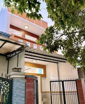 Nhà trệt lầu 2 mặt tiền trước sau - 3 phòng ngủ - Gần trường đại học Kỹ Thuật