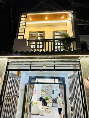 3 phòng ngủ- diện tích tốt- hẻm thông thoáng- vị trí trung tâm- tiện qua sân bay- phú nhuận