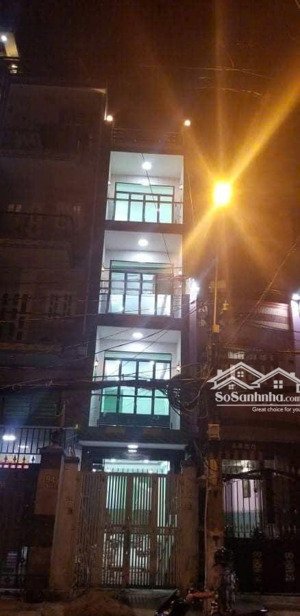 nhà mặt tiền ngang 3m dài 20m. 3 tầng, 1 sân thường. 6 phòng toilet trong phòng. 7 toilet, nhà mới