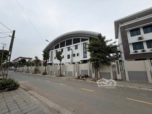 lô hiếm - mặt sau trường c2 an dương vương, đường thoáng, ô tô vào tận đất.