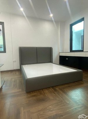 hạ 1,5 tỷ , 21,7 tỷ trânf quốc hoàn , 50m2 ,mt4 thang máy , ô tô vào nàh , cách mp 30m