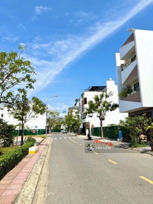 bán nhanh lô đất đối diện công viên khu đô thị hà quang 1 giá 7 tỷ 650 bao tiền ép cọc.