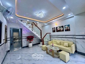 ngay cvpm quang trung đường tô ký hơn 100m2 nhà mới chỉ hơn 5 tỷ