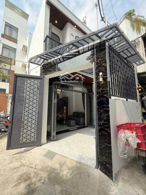 nhà đẹp mới . kế bên đại học công nghiệp . khu dân trí, tiện di chuyển sân bay quận trung tâm