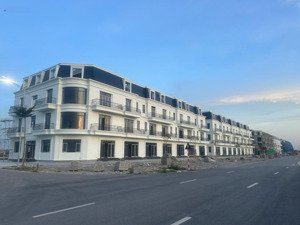 bán căn shophouse mặt đường 30m,, diện tích xây dựng lên tới 327m2, giá chỉ nhỉnh 4 tỷ / căn