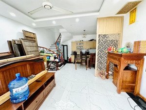 2 tỷ - ô tô đỗ cửa - kinh doanh - nhà đẹp ở luôn - mt rộng - kcbt cc