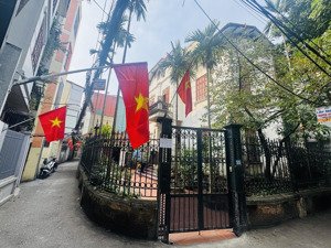 chính chủ cho thuê nhà nguyên căn kv đội cấn- liễu giai - giang văn minh 12tr diện tích rộng rãi