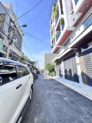 nhà full nội thất có thang máy thạnh lộc 37. dt: 4 x 20m2. hướng : đông nam. giá: 8.35 tỷ