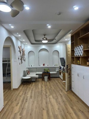 chủ cần tiền bán gấp căn góc 63m 2 phòng ngủ 2wc nội thất cơ bản, tầng trung hh4 linh đàm