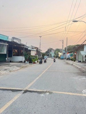 bán nhà cấp 4 180m(6x30) mt đường hà huy giáp, phường thạnh lộc, q12, gần bùi công trừng.đường 20m