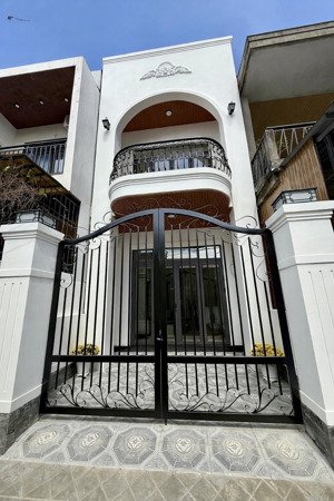 - nhà 2 tầng an cư gần chợ, trường học an cựu