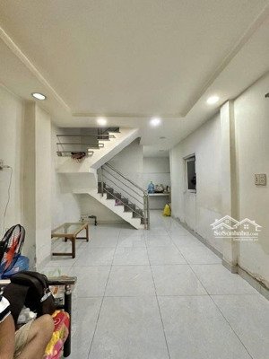 bán nhanh nhà quận 10 đường lê hồng phong 2 tầng 30m2 chỉ 5.5 tỷ, lh: 