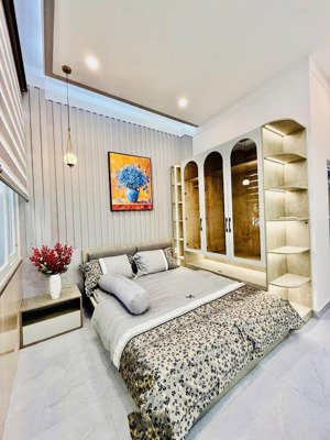 bán nhà phố mới đẹp nt đầy đủ .giá : 6.9 tỷ . sổ hồng