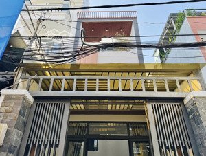 nhà có chiều dài 17m- có sân để xe- thiết kế rất bắt mắt- 3 phòng ngủ- hẻm ô tô thông- đg pham văn