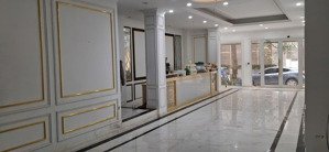 mặt ngõ ô tô tránh có vỉa hè đá bóng, kinh doanh sầm uất. vị trí đẹp trung tâm quận, giao thông