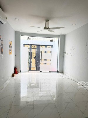 cho thuê mb gia 10 triệu, 64m2 đẹp.trần trong cung . lh :0855520087