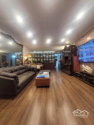 mặt phố hồng hà -hoàn kiếm -140m -3 tầng -mặt tiền 4,5m -kinh doanh bất chấp thể loại, vỉa hè rộng