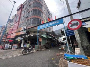 chủ bán gấp giảm còn 8.15 tỷ tl hiếm có khó tìm mặt tiền kd rất sầm uất ngay chợ