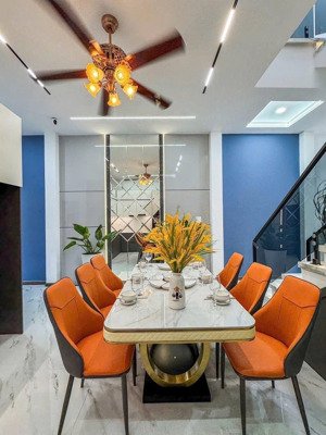 bán nhà cạnh lotte himlam quận 7. ngang 5m dài 13m. 2 tầng 3 phòng ngủ. chỉ 6 tỷ nhỉnh