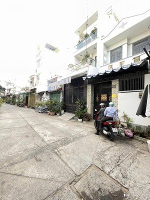 nhà ô tô 8m tránh bình tân cách mặt tiền 30m kinh doanh - dt: 80m(4x20)- chỉ: 5tỷ9