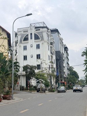 nhà mới trung tâm ngọc thuỵ - cách 30m ra ô tô tránh thông - công viên, biệt thự vây quanh