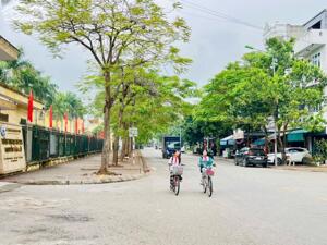 Bán lô đất góc mặt phố Trần Thánh Tông, ph Ngọc Châu, TP HD, 90.7m2, kinh doanh buôn bán tốt