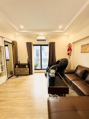 nhà đẹp gần chợ ngọc thụy ngõ sát ô tô tránh full nội thất xách vali về ở.| 38mx5t | giá chỉ 8,2tỷ