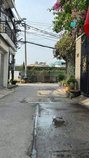 bán nhà 4 tầng , 70m2(4*17m) , đường nhựa 8m, khu đồng bộ gần sân bay