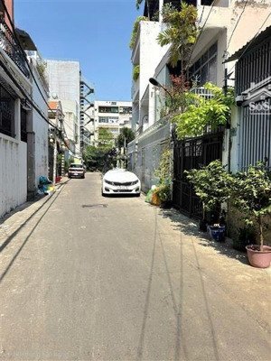 hẻm nhựa 6m sát mặt tiền đường nguyễn xí bán nhà cũ 60m2* 2 tầng * 4,5m ngang chỉ 7.x tỉ