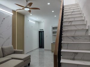 4,68 tỷ sở hữu nhà q bình tân lê văn quới hẻm ôtô thông dt 40m2, 2 tầng trệt, lầu, 3pn
