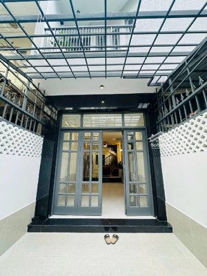 gần hẻm 622 cộng hòa - đối diện etown - 4 tầng - 5 phòng ngủ - hẻm thông thoáng - khu dân trí cao